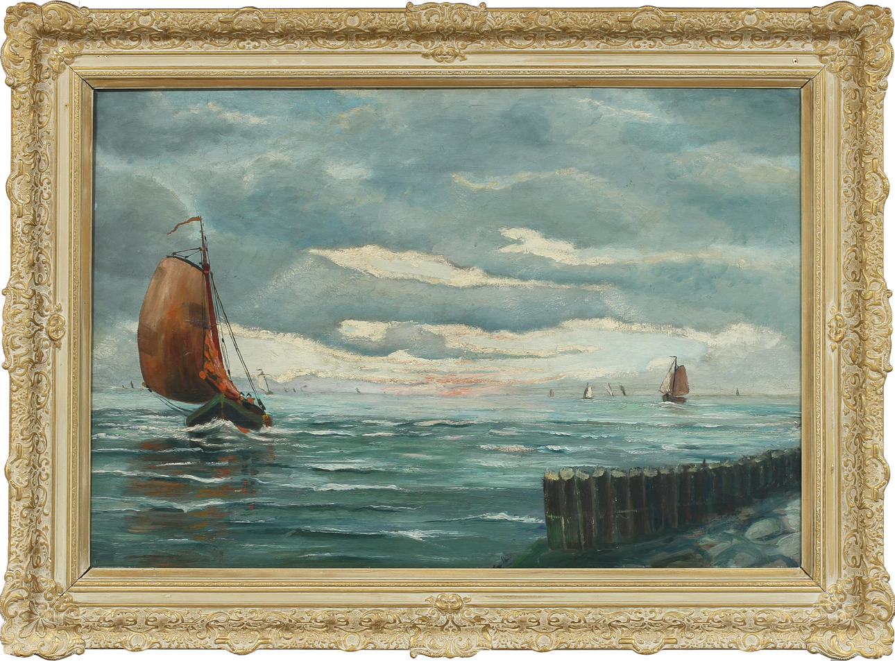 OIDENTIFIERAD KONSTNÄR. Kustmotiv med båtar. Olja på duk.