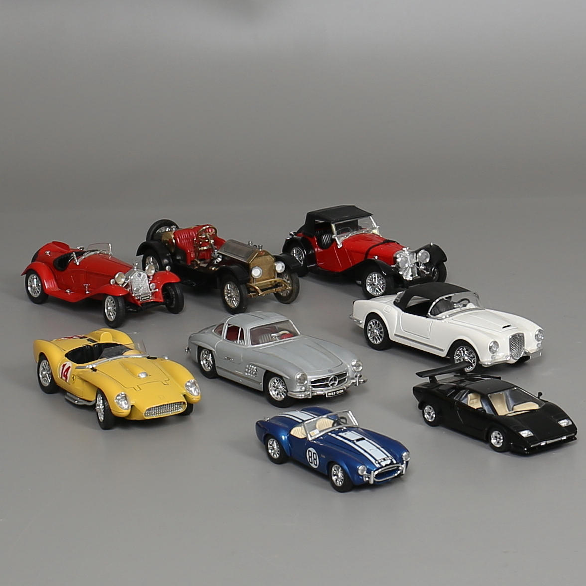 SAMLARBILAR. 8 st. Bl a Alfa Romeo. Burago, Italien. 1990-talet.