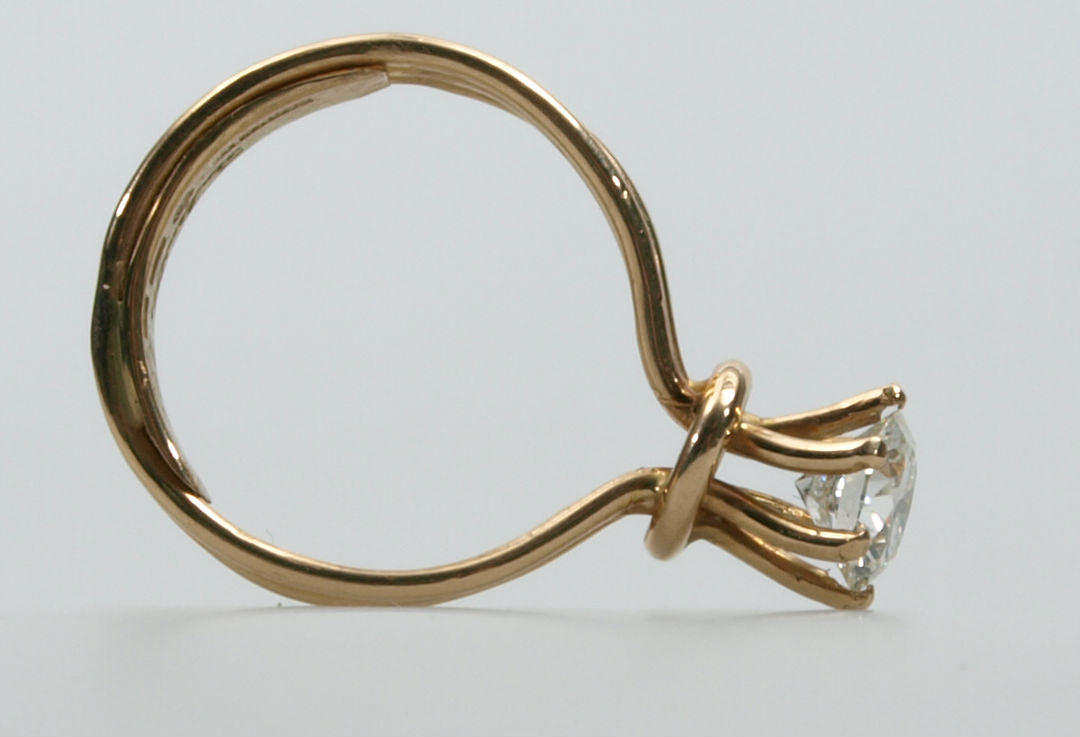 RING, 18K guld, briljant 1,05 ct Top Wesselton, signerad Elon Arenhill.