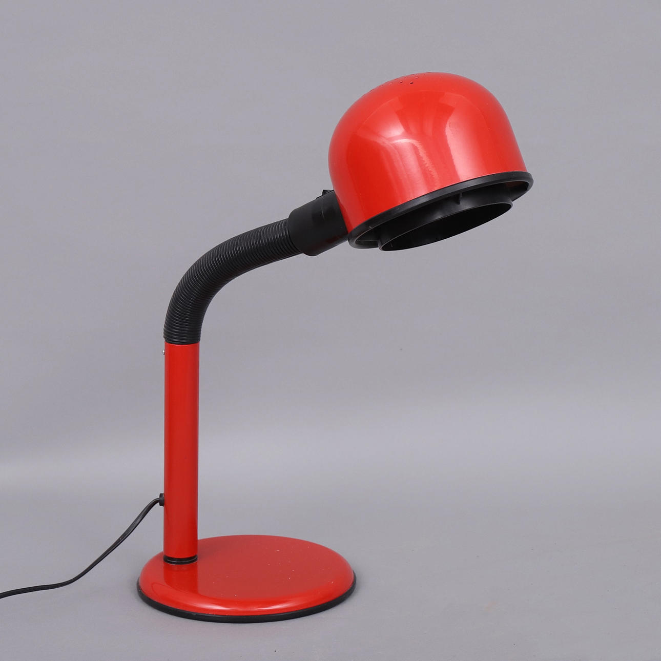 TABLE LAMP, Alda, red lacquered, 1970/80s.