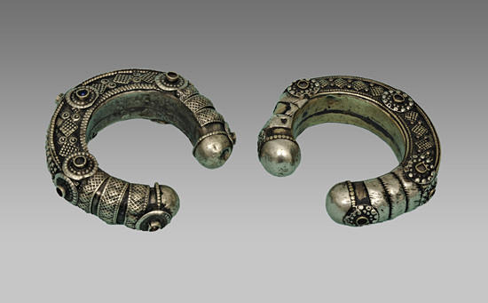 PAR HISTORISKA BARNARMBAND, Sydpersiska nomadsmycken. mässing och silver. 1900-tal.