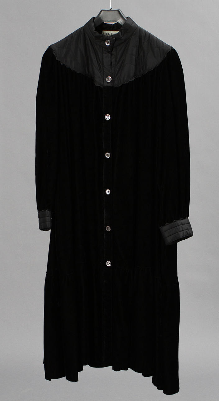 LAURA BIAGIOTTI, Italien. Kappa, sammet och viskos.