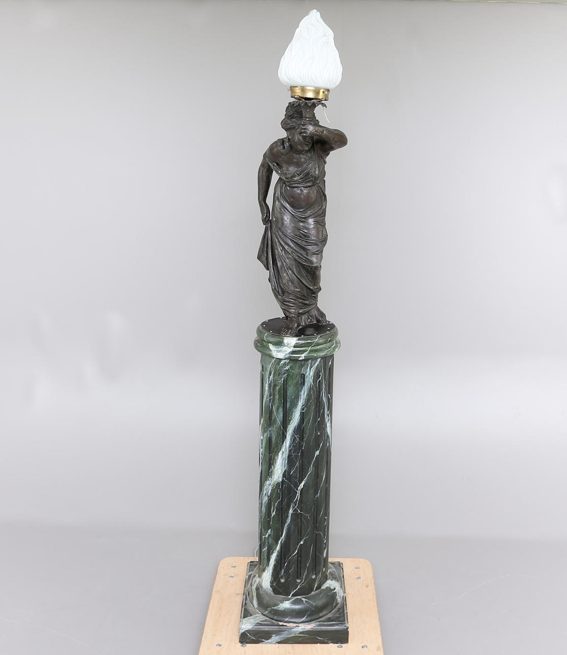 STATYETT, Brons, elektrifierad.