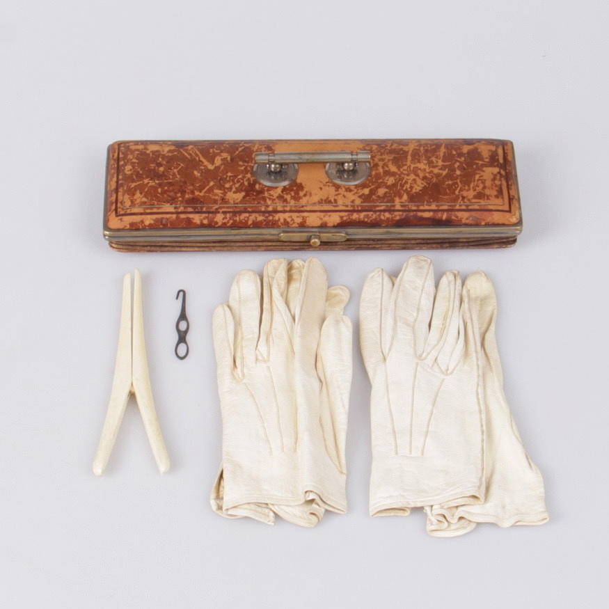 SKINNHANDSKAR, 2 par, samt fingerutspännare dragspelsväska, 1900-talets första hälft.