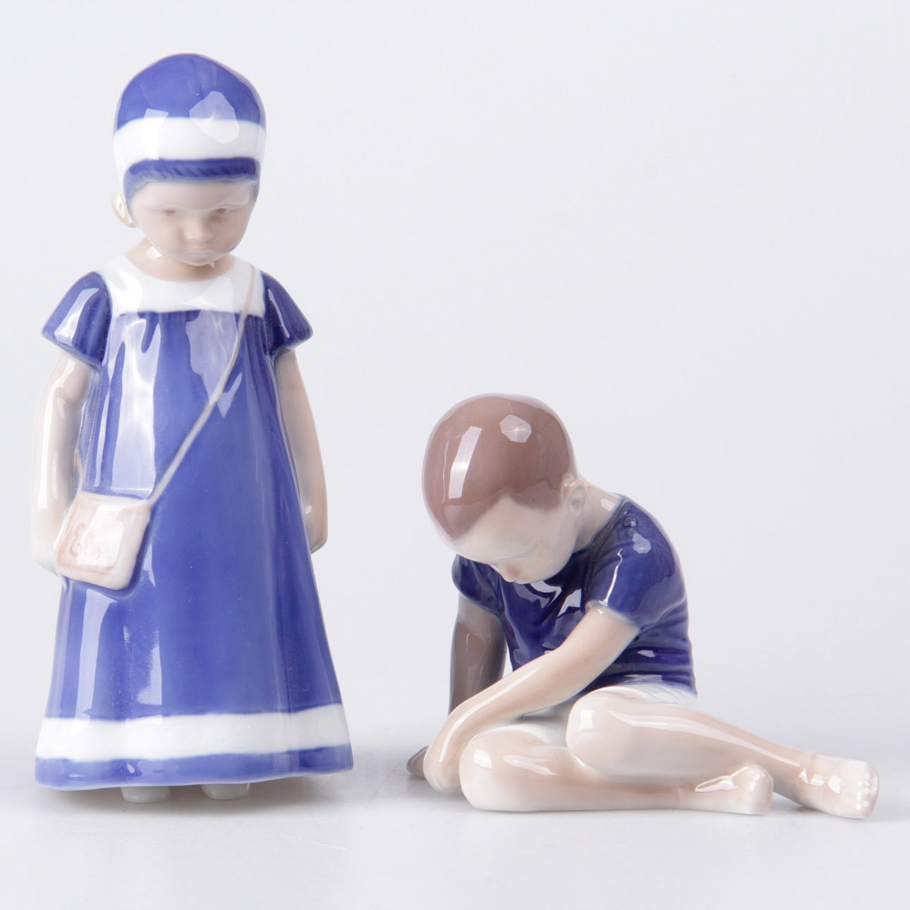 FIGURINER, 2 st. Sittandes pojke samt flicka med väska, Bing och Gröndahl.