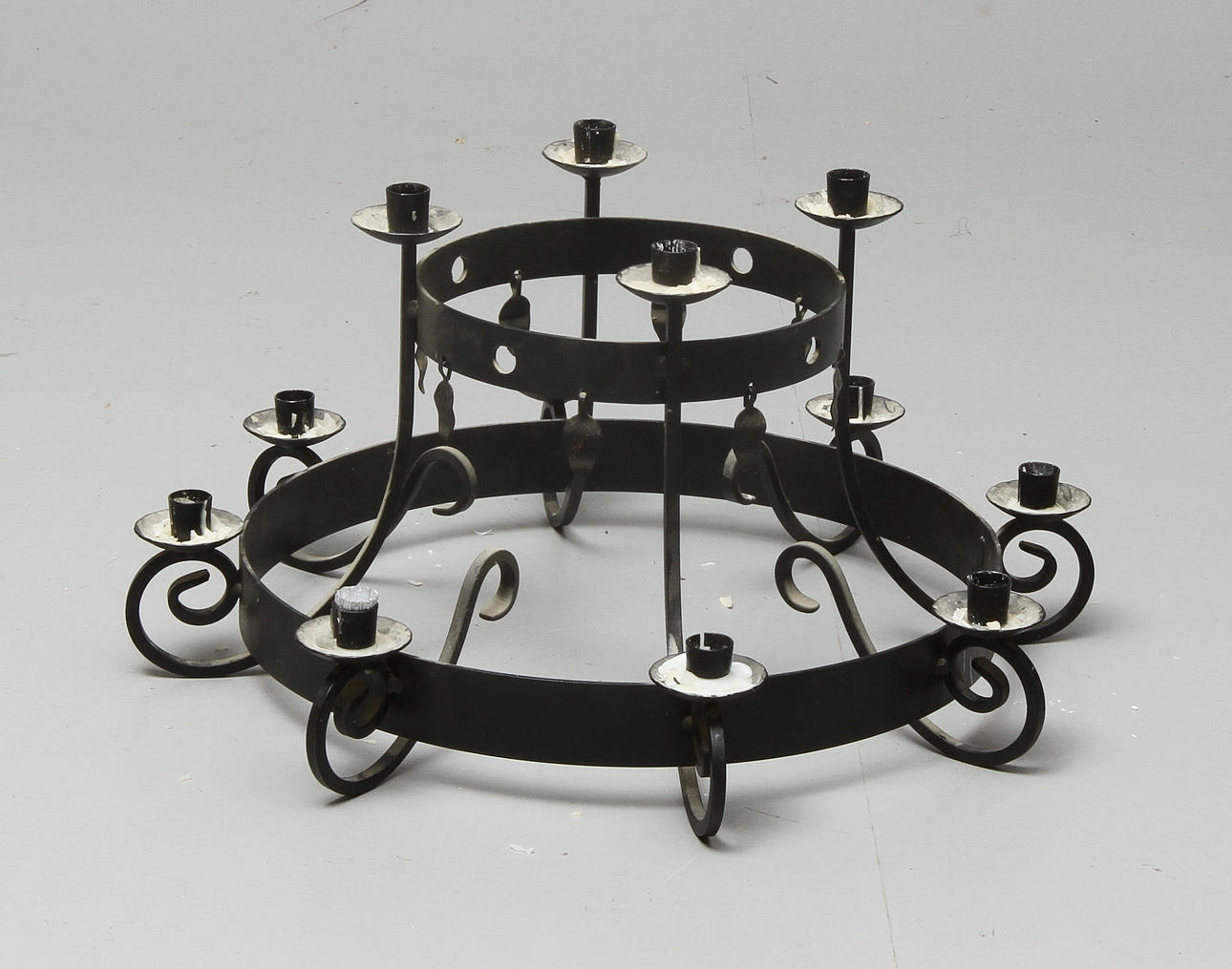 LJUSSKRONA, för 12 ljus, smide, 1900-tal.