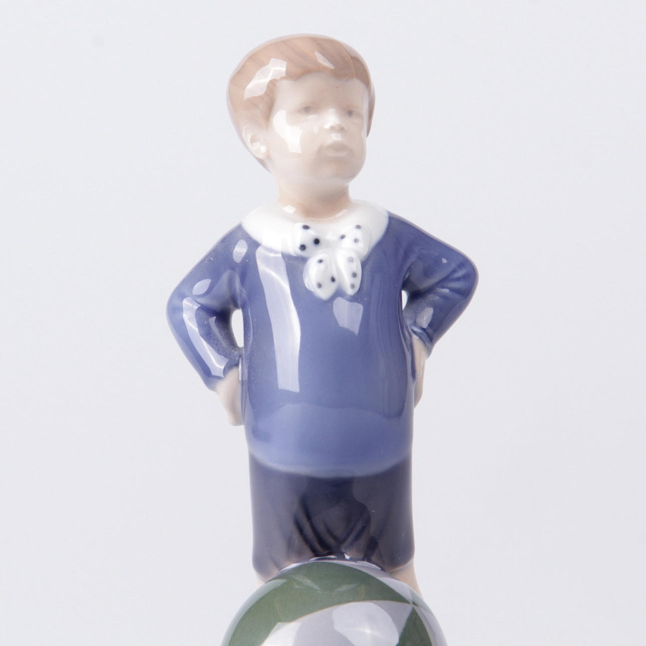 FIGURIN, pojke med boll, Royal Copenhagen.