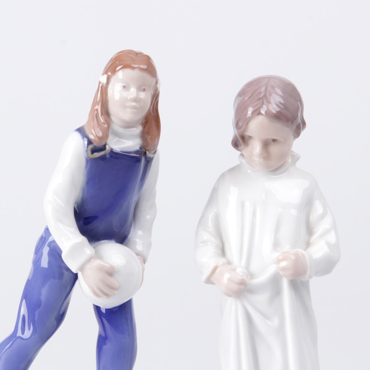 FIGURINER, 2 st. Årsfigurin samt flicka i nattlinne, Bing och Gröndahl.