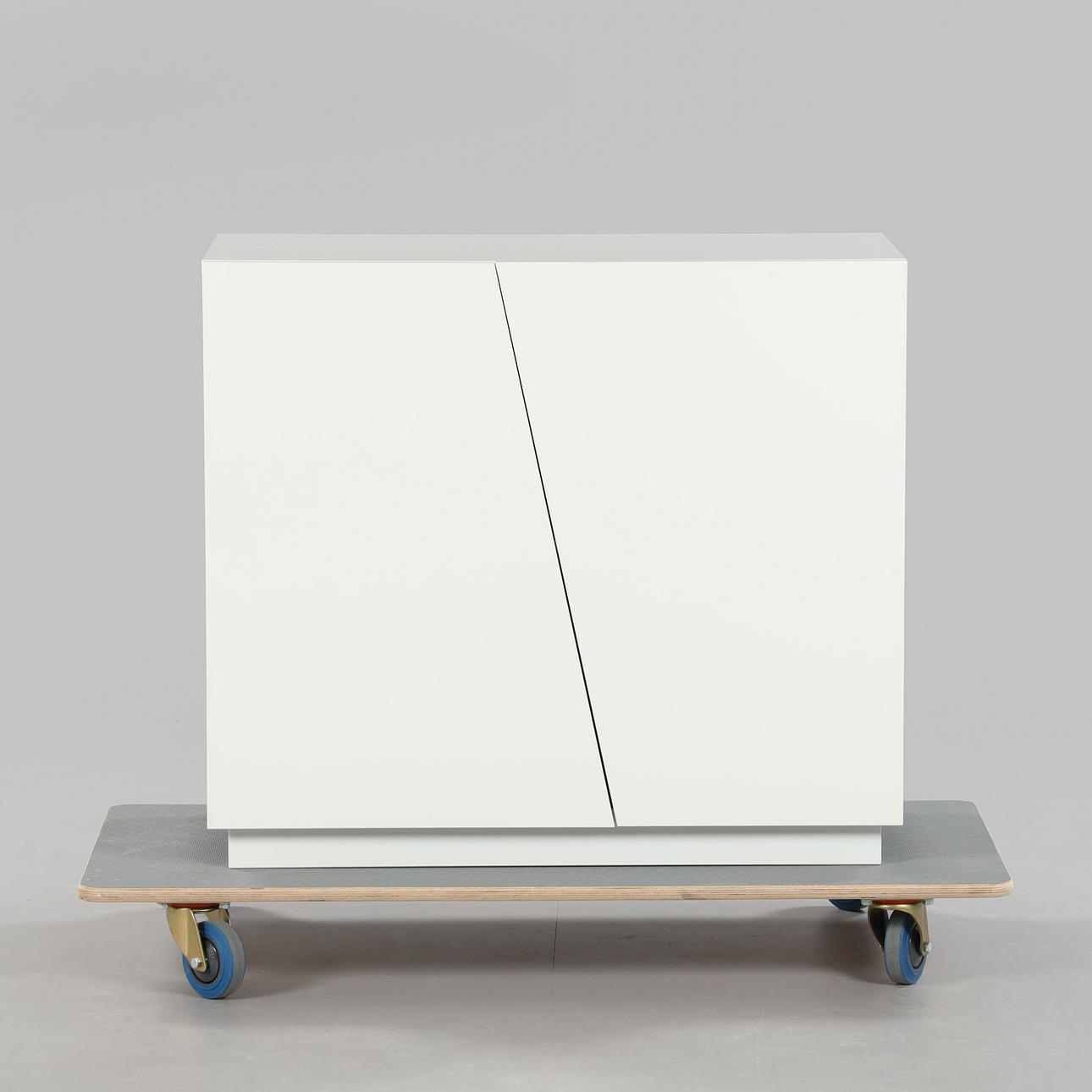 SARA LARSSON, "Winkel", Schrank, A2-Designer.