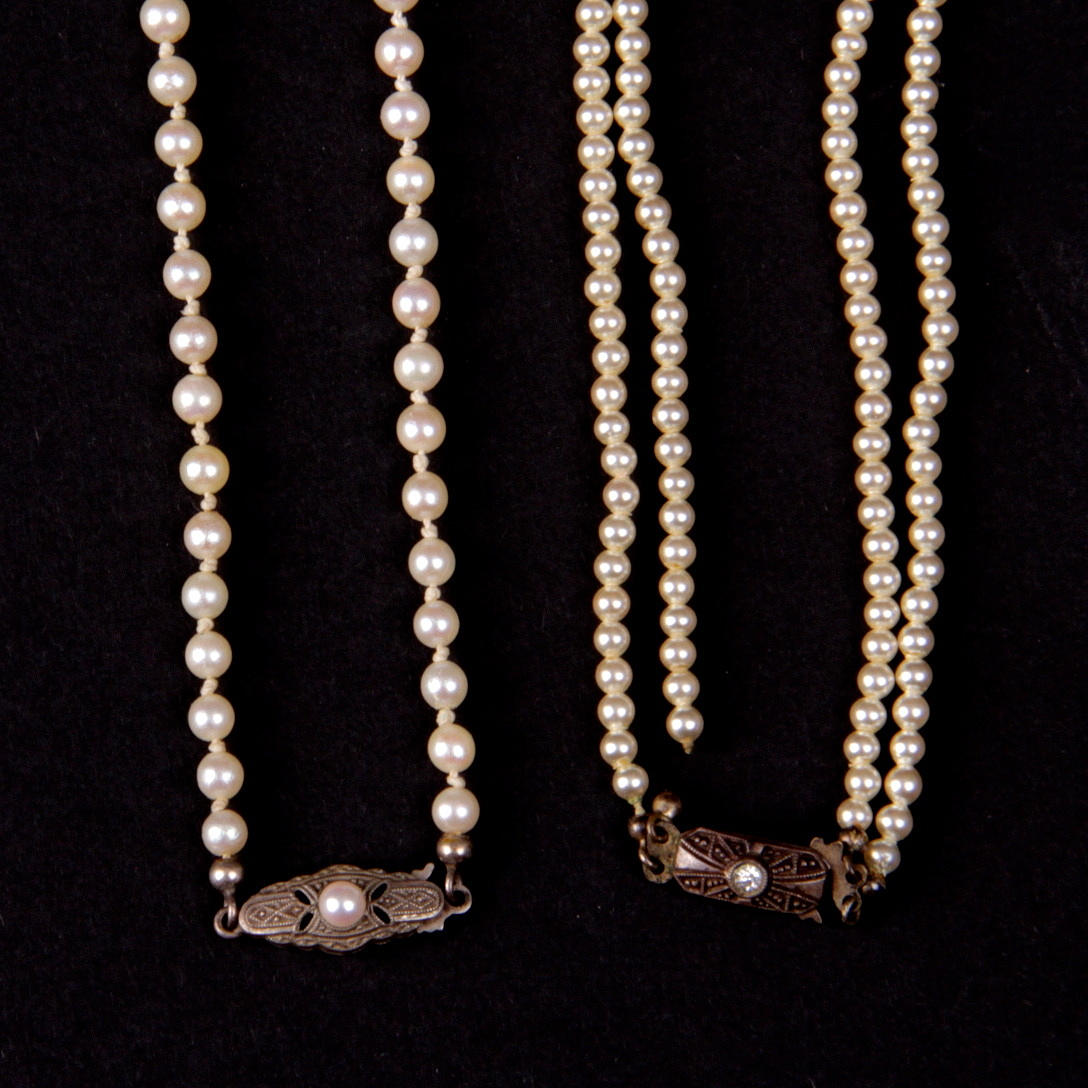 PÄRLCOLLIER, 2 st. Med silverlås, varav ena dubbelradigt, 1900 tal.