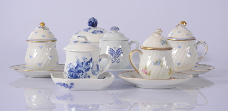 KRÄMKOPPAR med fat, 5 stycken, märkta KD, Rörstrand och Karlskrona.