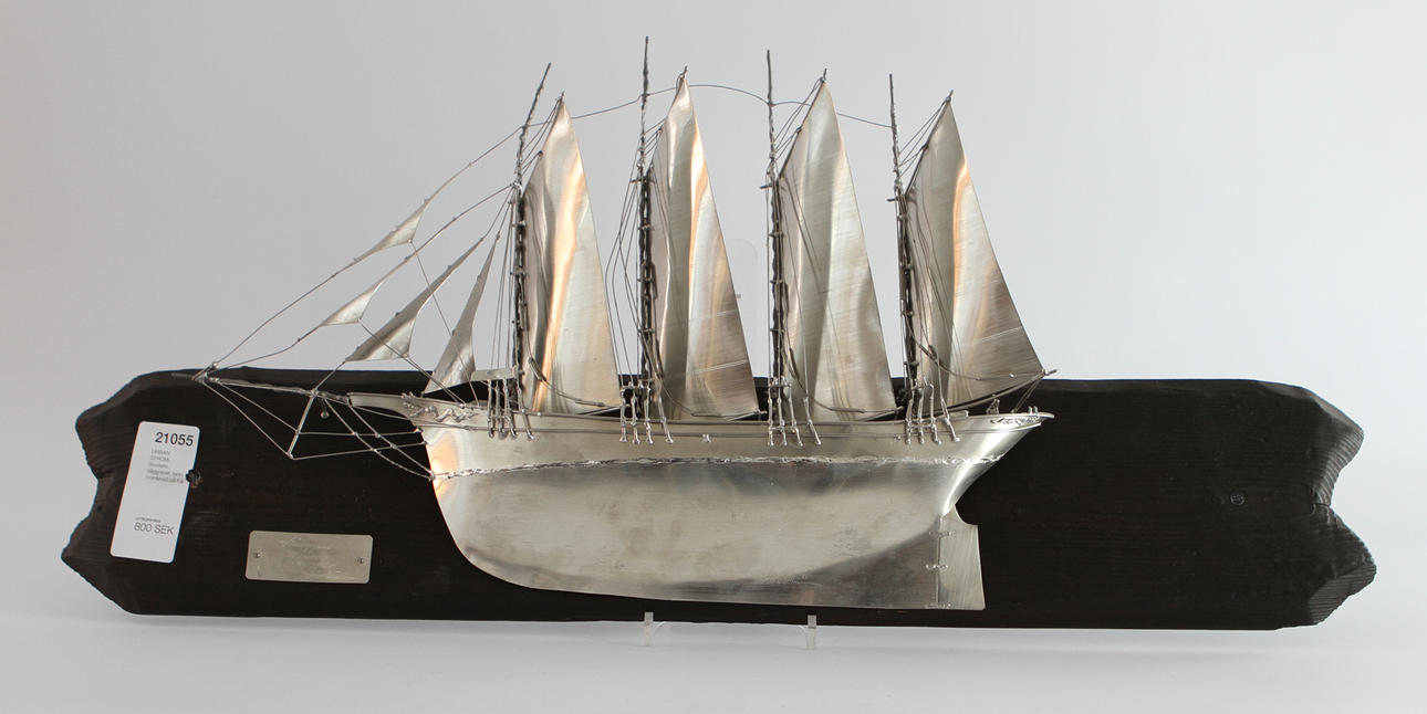 URBAN STRÖM. Skonare. Väggrelief, tenn monterad på trä.