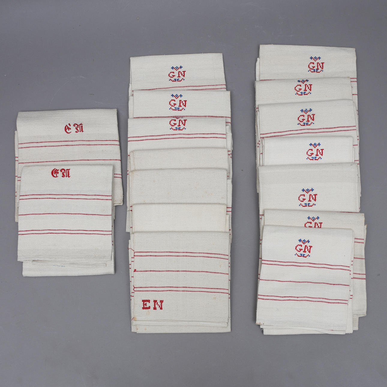 HANDDUKAR, linne, handvävda, monogramsignerade.
