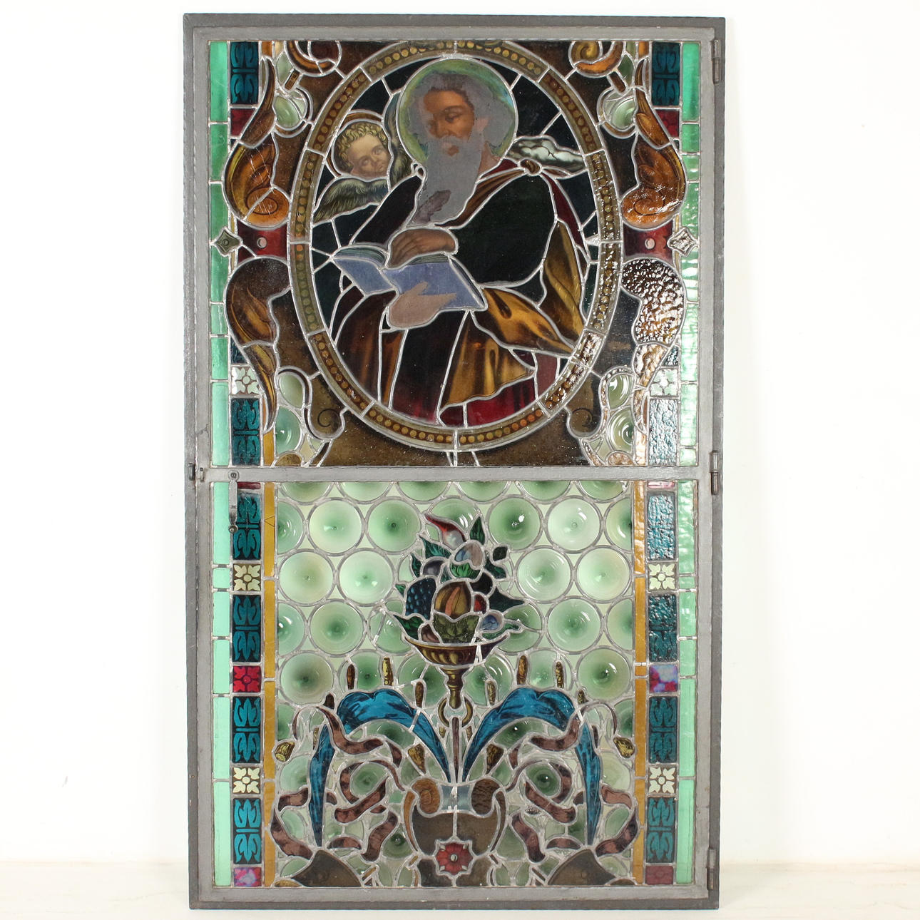 Stort målat glasfönster med målat glas.