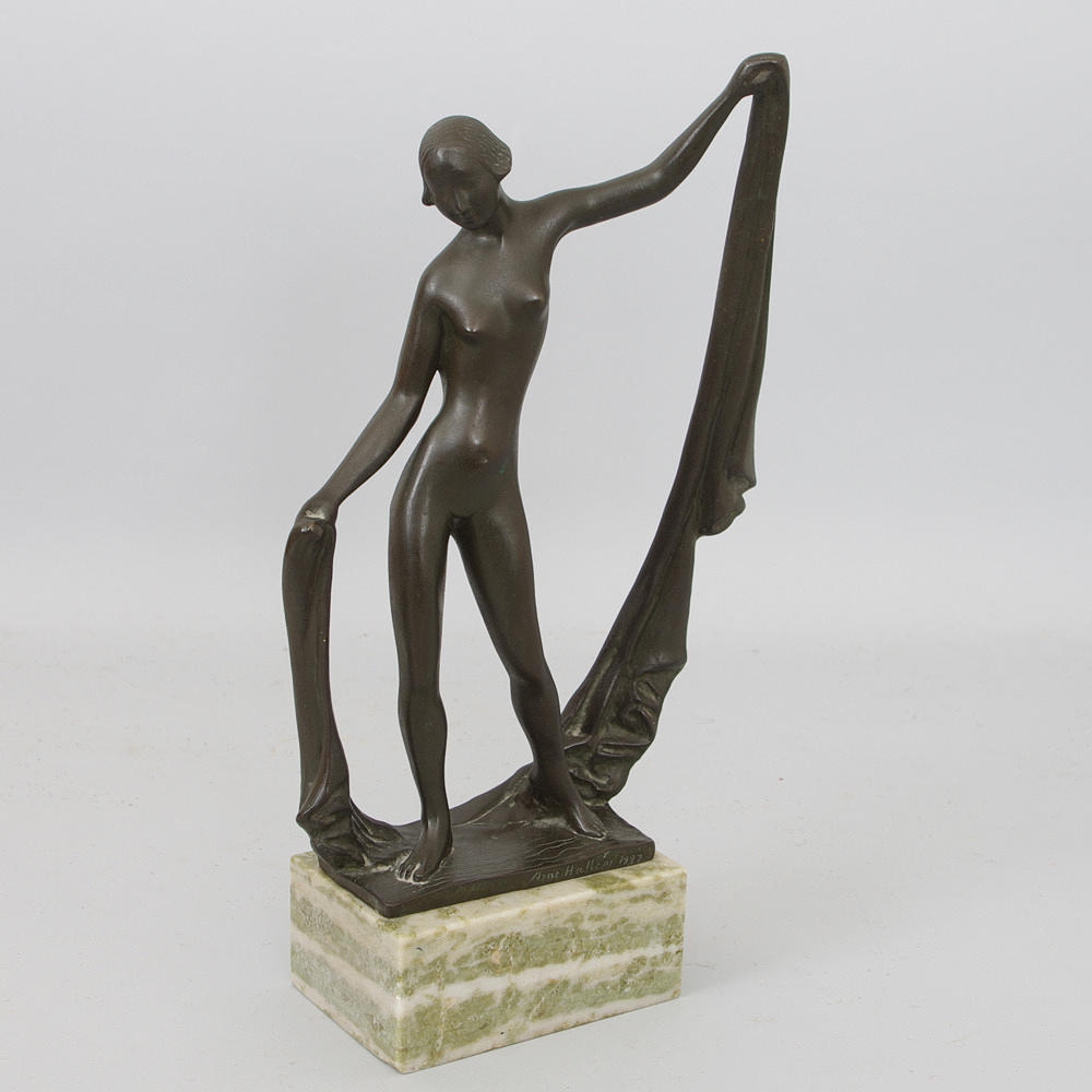 ARNE HALLÉN. Skulptur, brons på marmorsockel, signerad 1927.