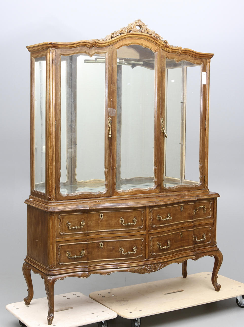 VITRINSKÅP, rokokostil, 1900-tal.