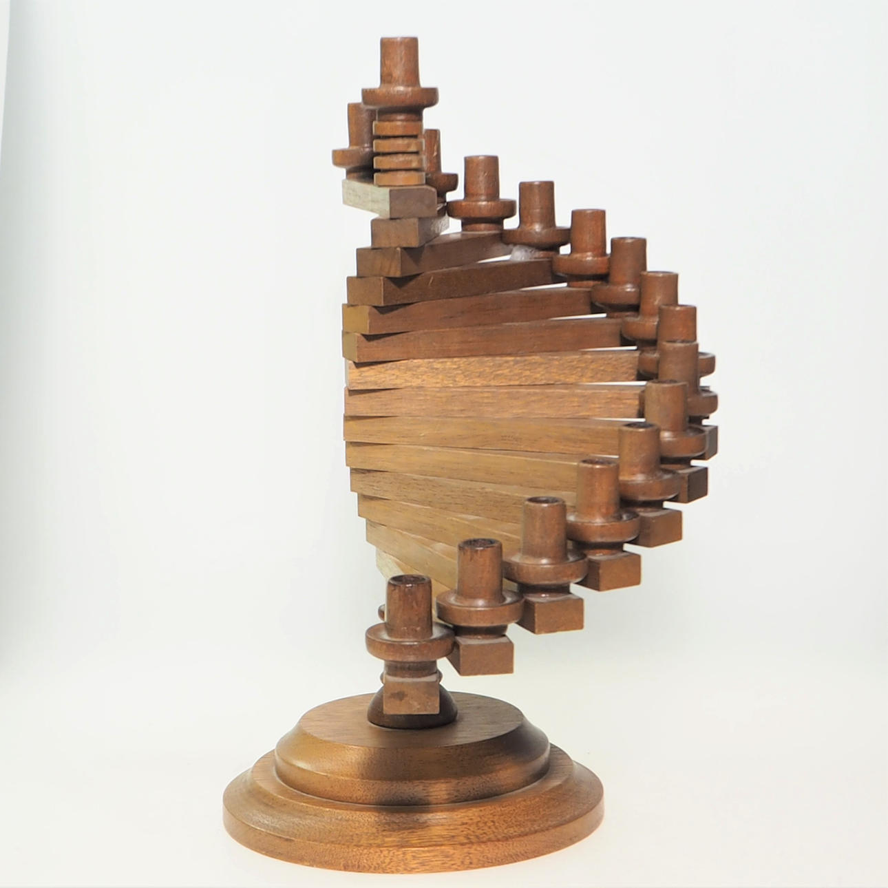 TRAPPE LYSESTAG, træ, 16 lysestager, Tyskland.