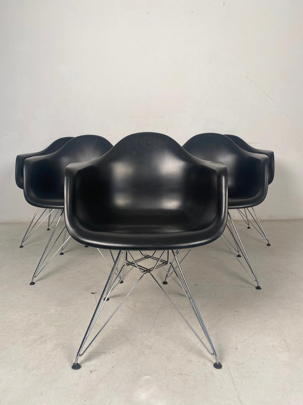 CHARLES & RAY EAMES. Fåtöljer, 'Eames plastfåtölj DAR' för Vitra, Eiffeltornets bas, 6 stycken.