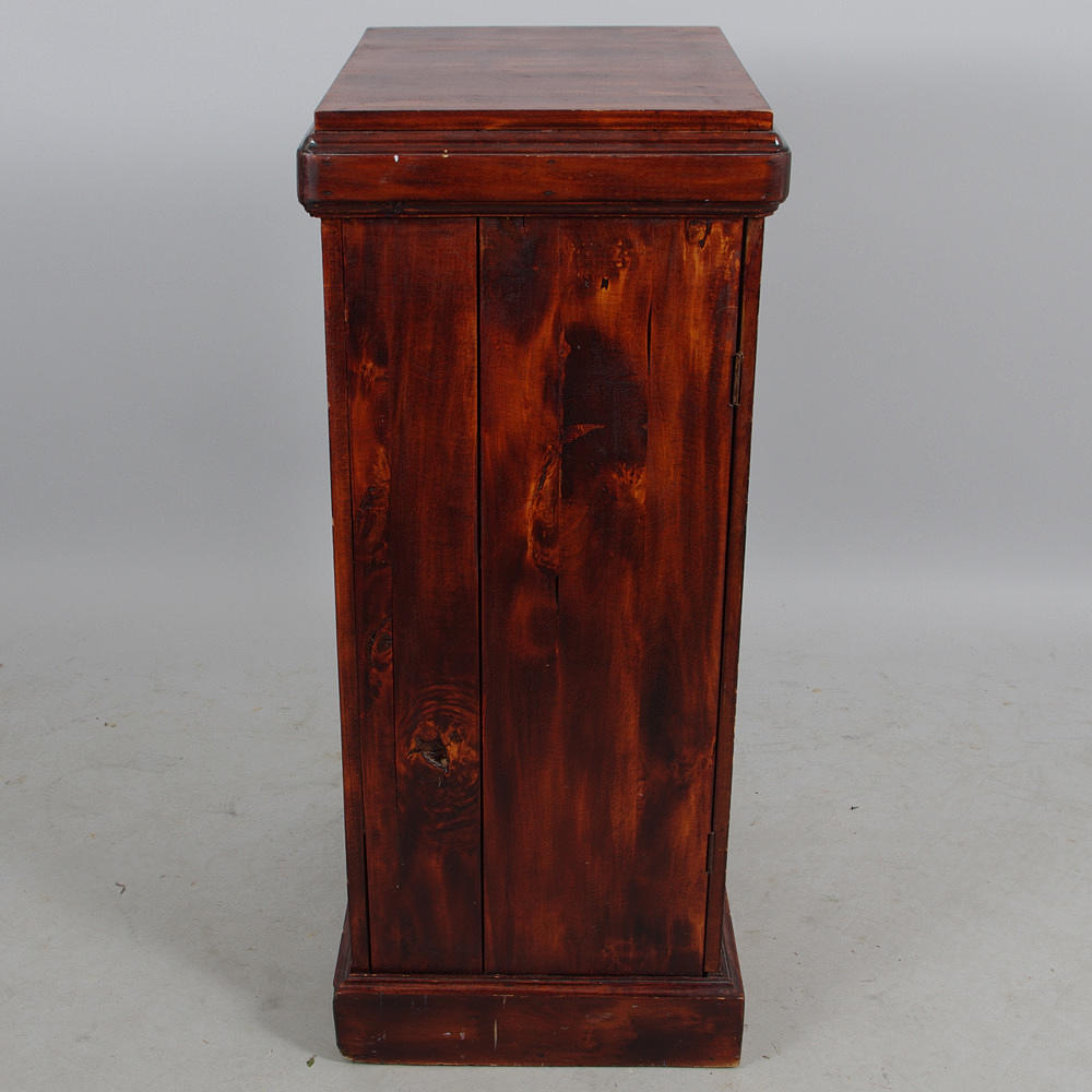 SKÅP med lönnlåda, betsad fur, sekelskiftet 1800/1900.