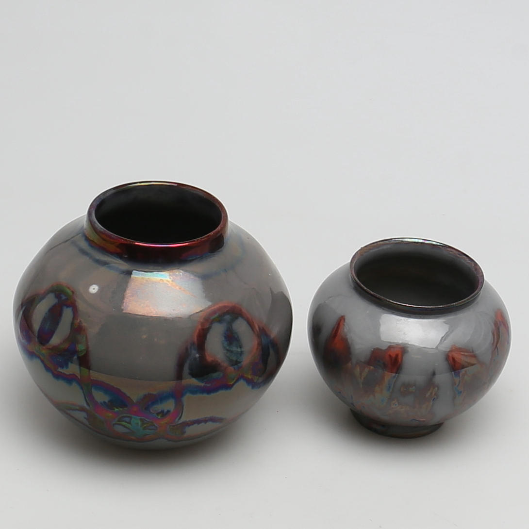 KERAMIKFÖREMÅL i lysterglasyr. Vaser. 2 st. Troligen Edgar Böckman, Höganäskeramik, Höganäs. 1930-1933.