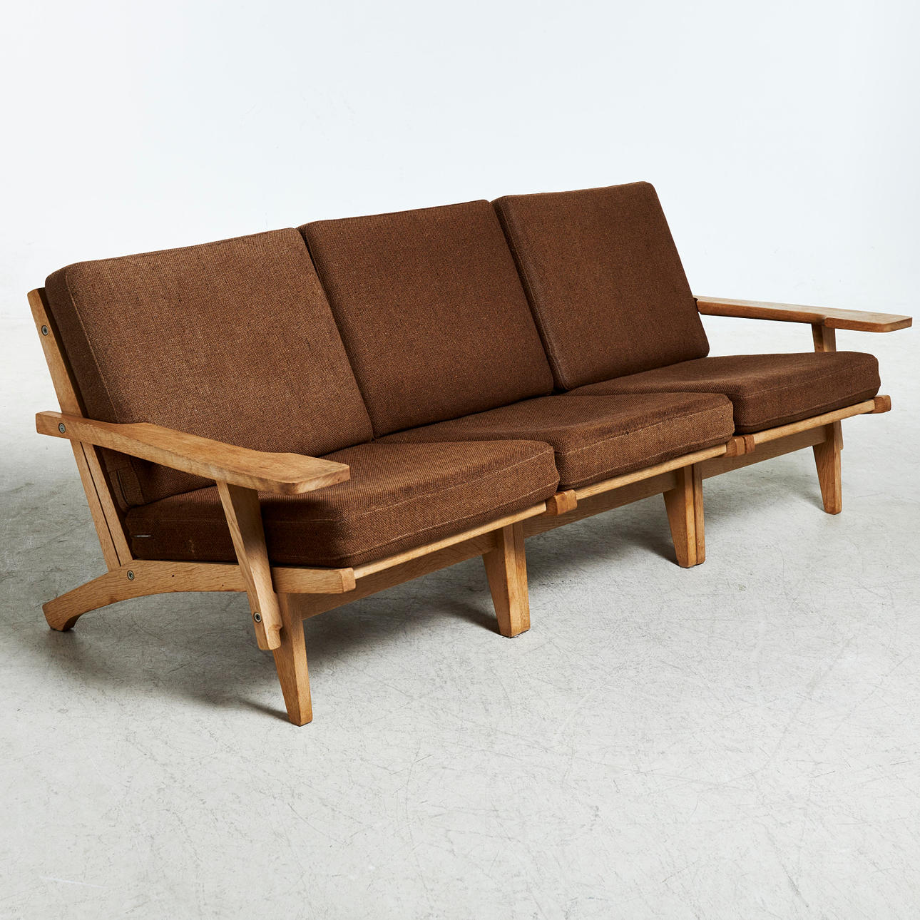 HANS J WEGNER. Sofa, "GE-370", tredelt stel af egetræ, til Getama, Danmark.