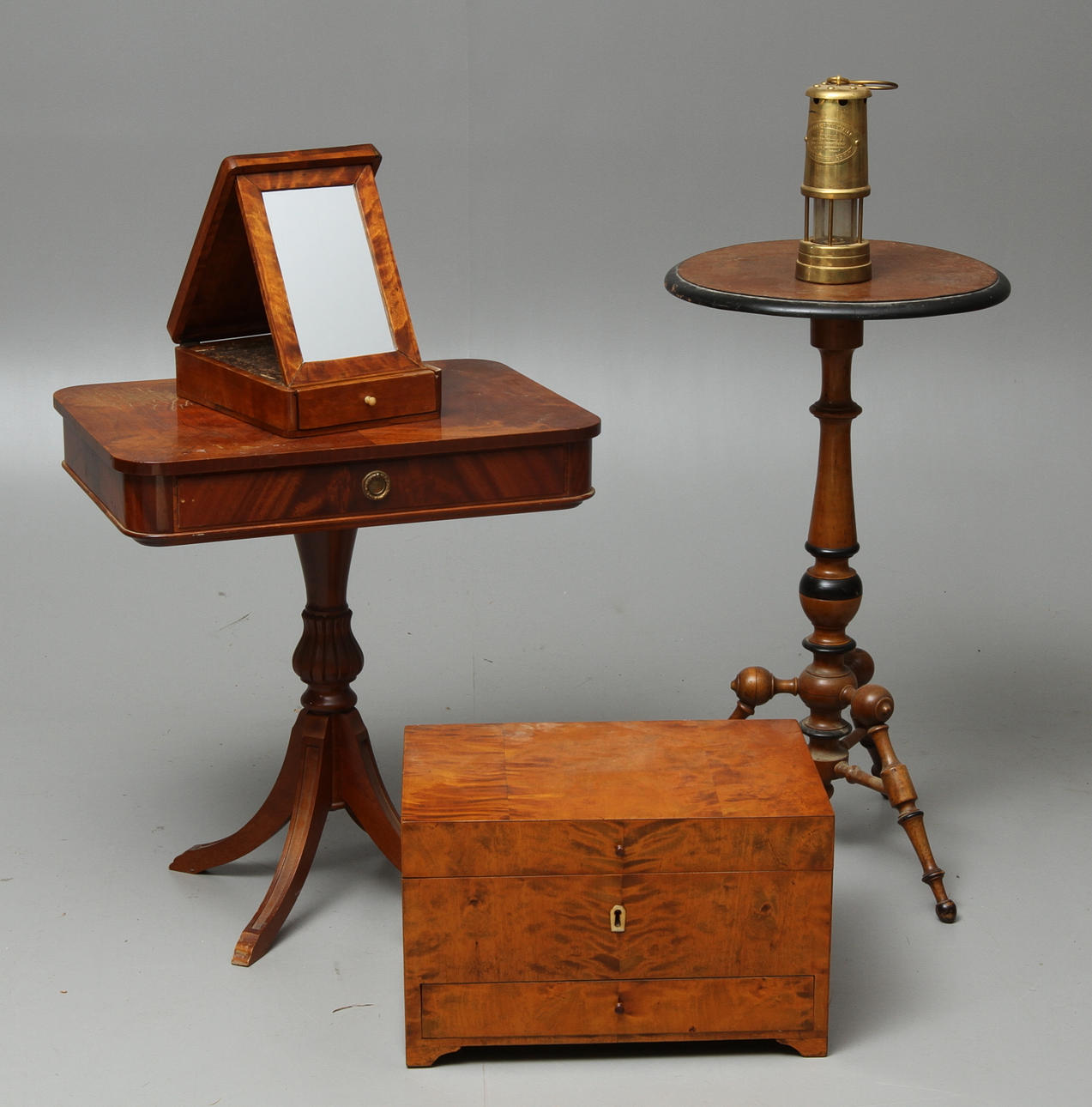 BORD, SYBORD, RAKSPEGEL, SOCKERSKRIN samt GRUVLYKTA. 18/1900-tal.