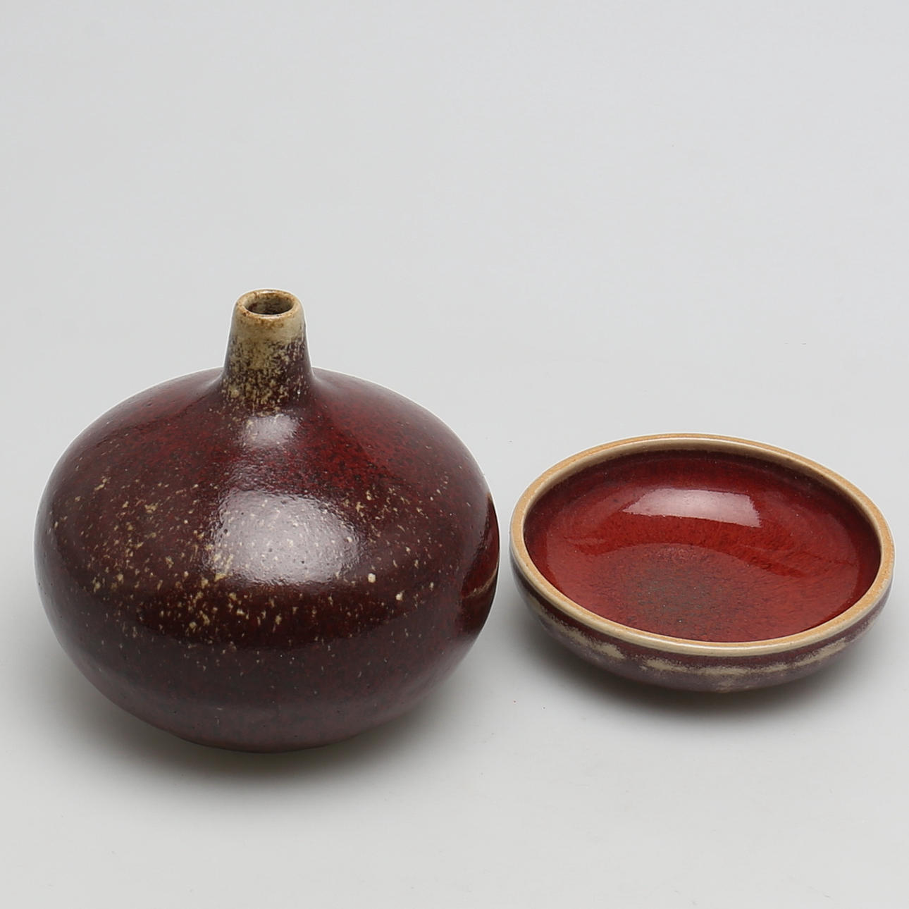 KERAMIKFÖREMÅL. 2 st. Henning Nilsson, Höganäs. Signerade 1971, 1974.