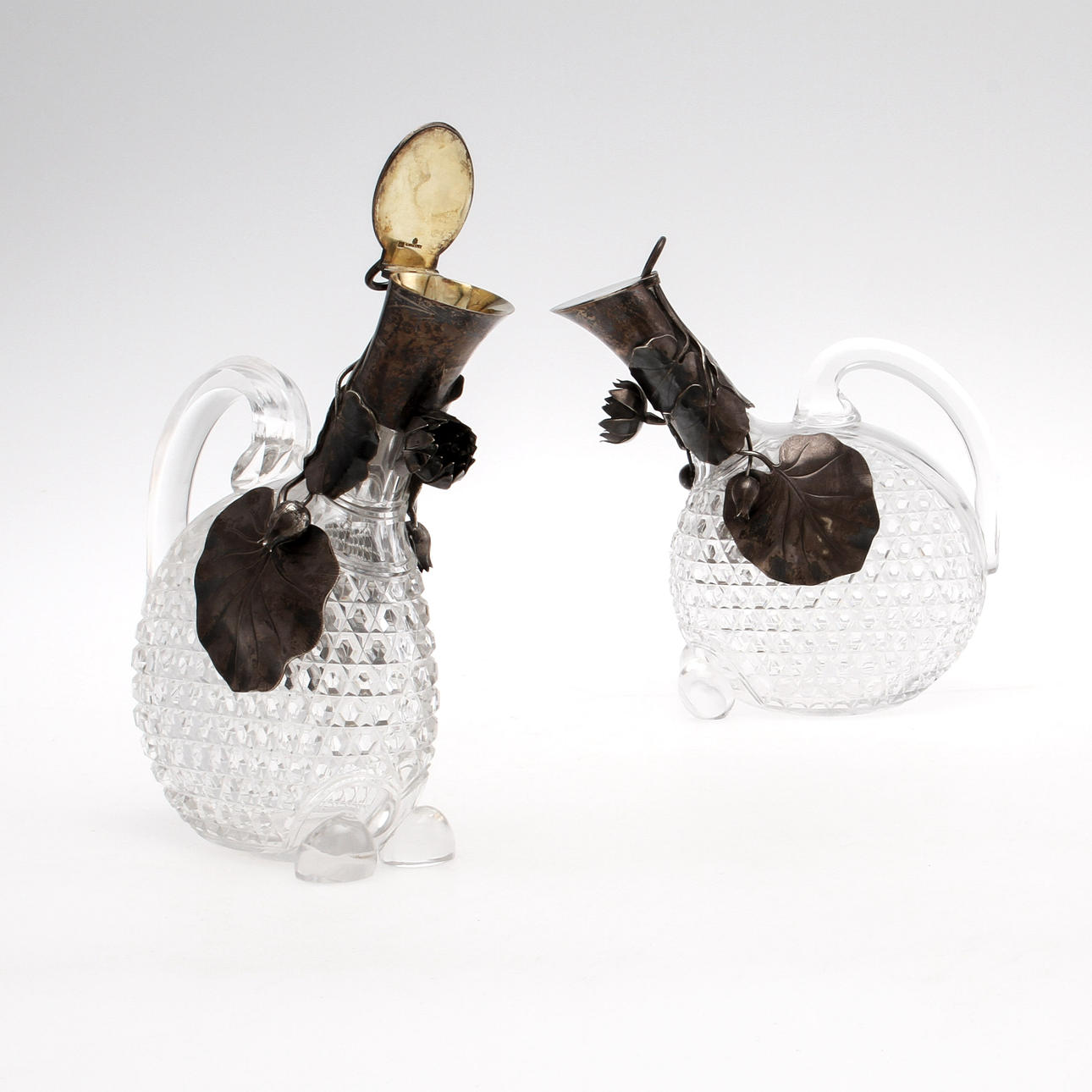 VINKANNOR, ett par, glas med silvermontering. Firma Karl Fabergé, Moskva omkring 1910.