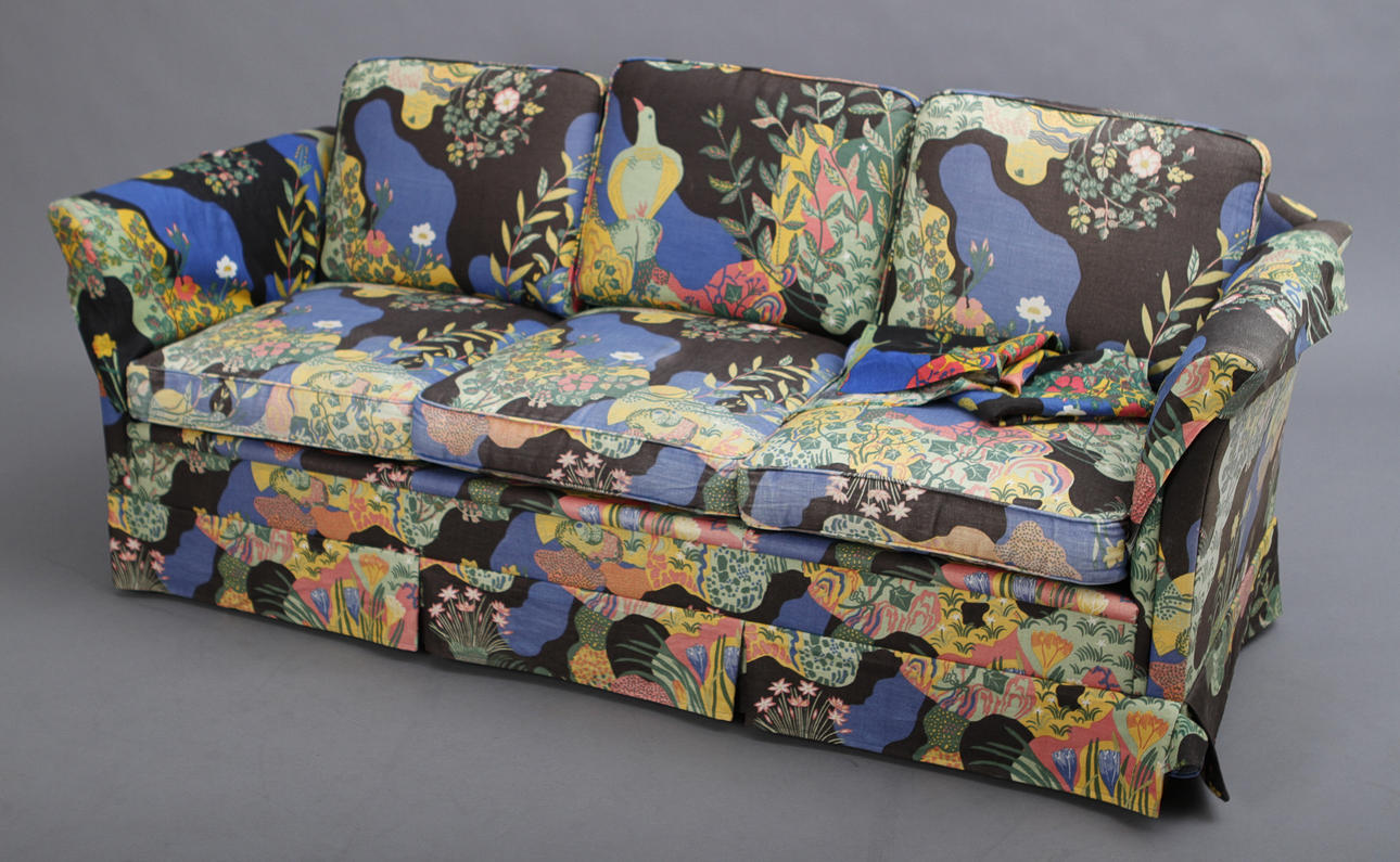 SOFFA, Stjernmöbler Herrljunga, klädd i textil "Anakreon" formgivet av Josef Frank för Firma Svenskt Tenn, Stockholm.
