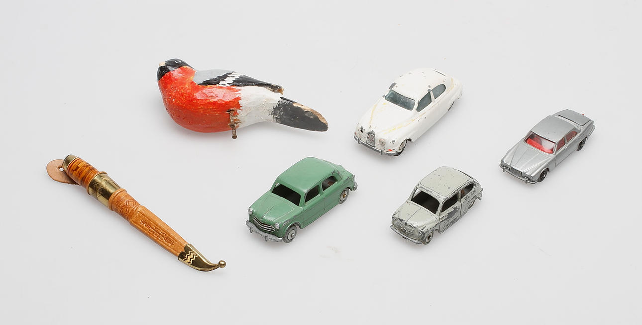 DIVERSE, 6 delar, blanda annat KNIV. Iisakki Järvenpää, LEKSAKSBILAR, 4 st.