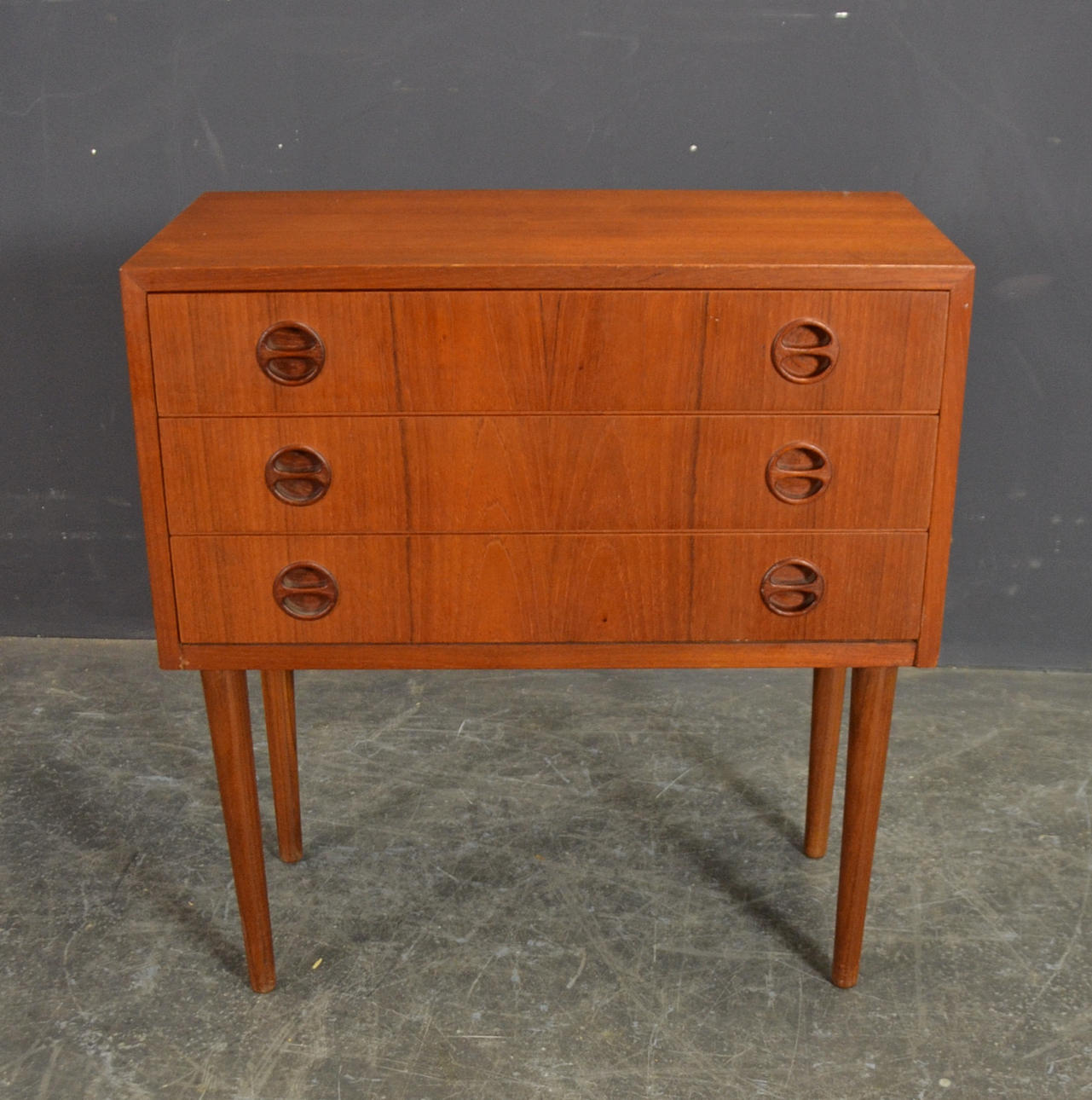 DRESSER.