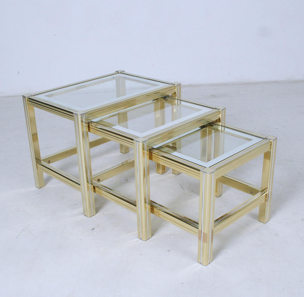 Conjunto de mesas nido al estilo de Maison Charles (3).