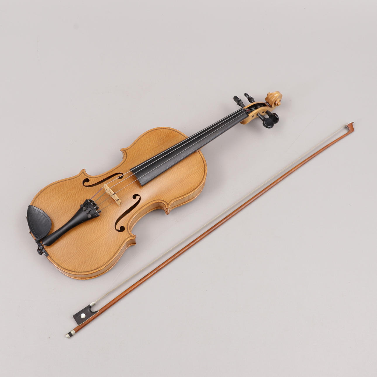VIOLÍN con arco.