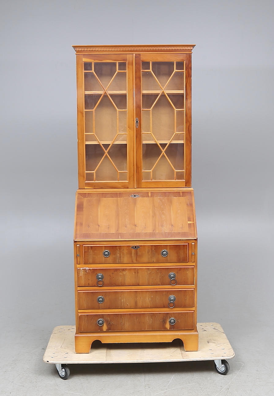 SKRIVSKÅP med VITRIN, engelsk stil, 1900-tal.