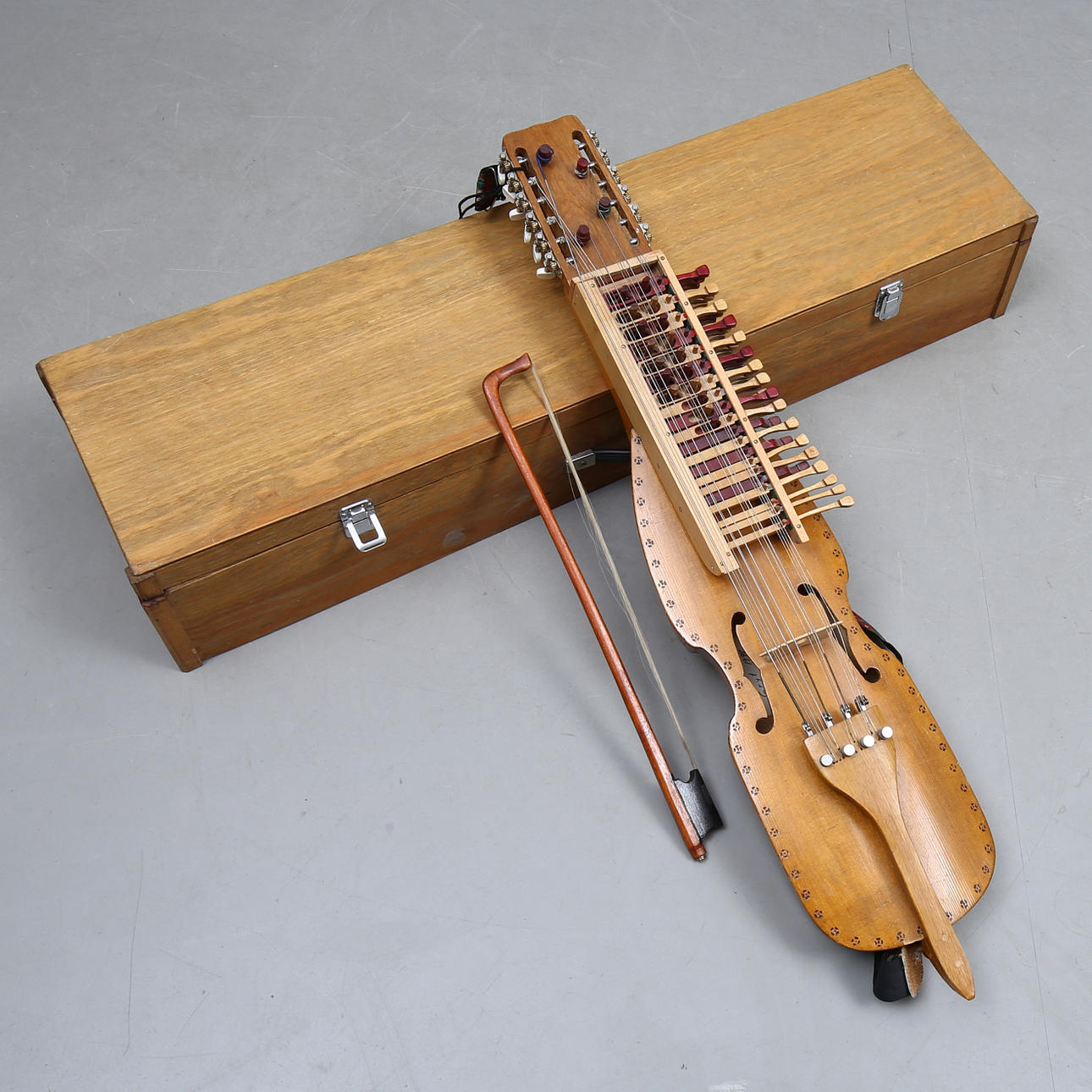 NYCKELHARPA, Bertil Johnsson, Gryt,1998.