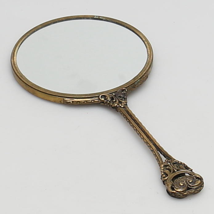 HANDSPEGEL i mässing. 1900-talets första decennier.