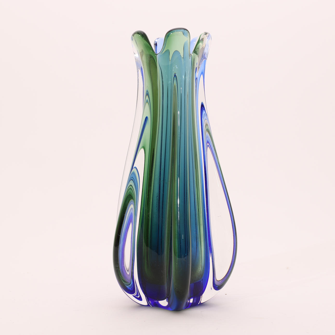 VASE I ITALIENSK MURANO GLAS.