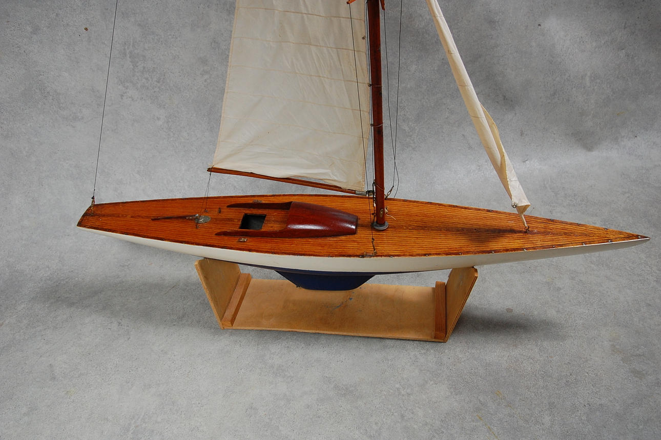 MODELLSEGELBÅT, byggd på 1930-talet.