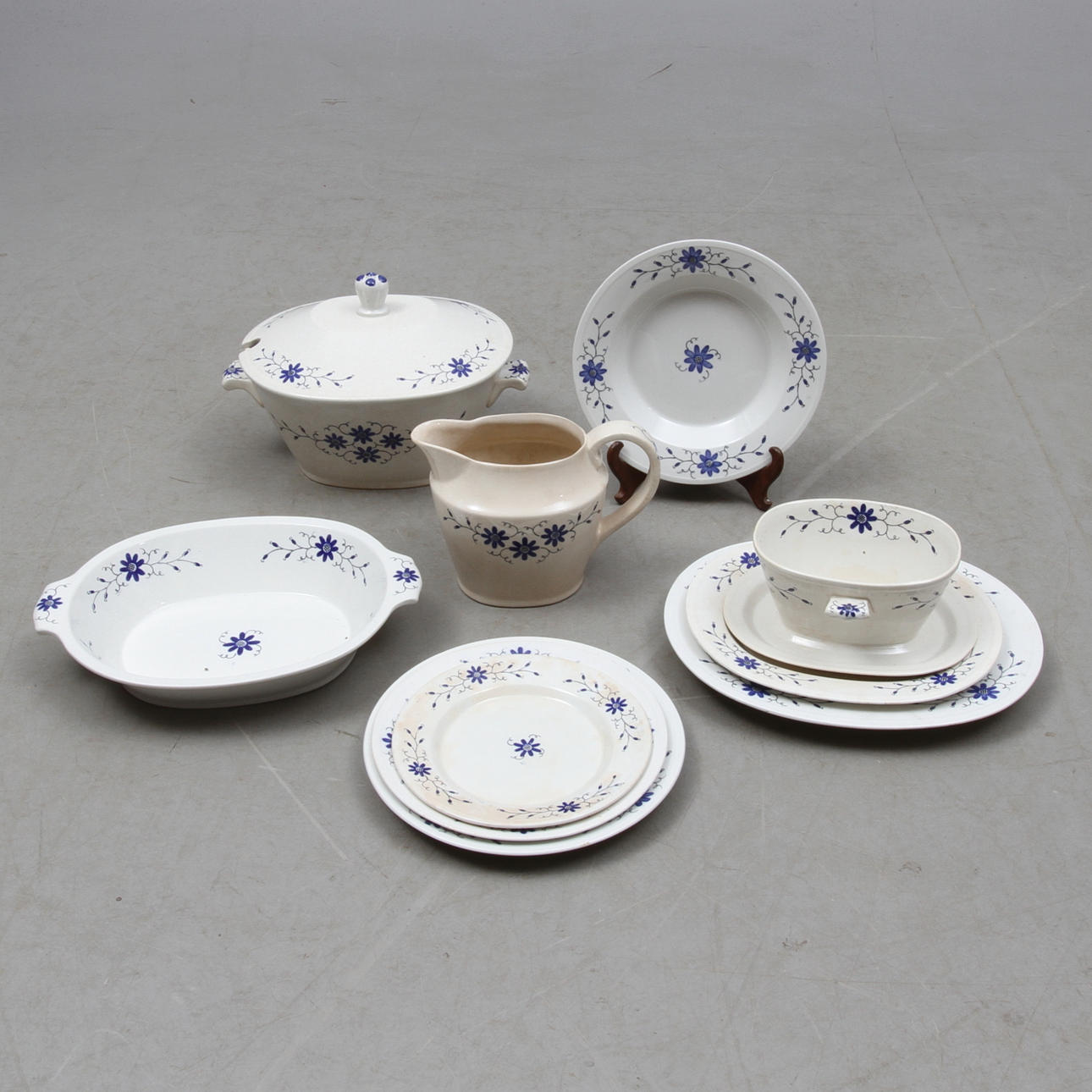 MATSERVIS, ca 45 delar, "Sippa" Gustavsberg, 1900-talets första del.