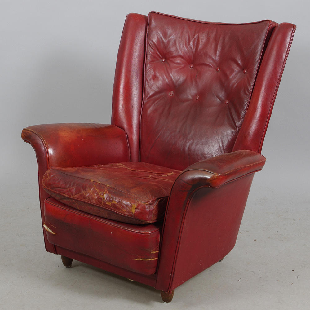 FÅTÖLJ, rött skinn.