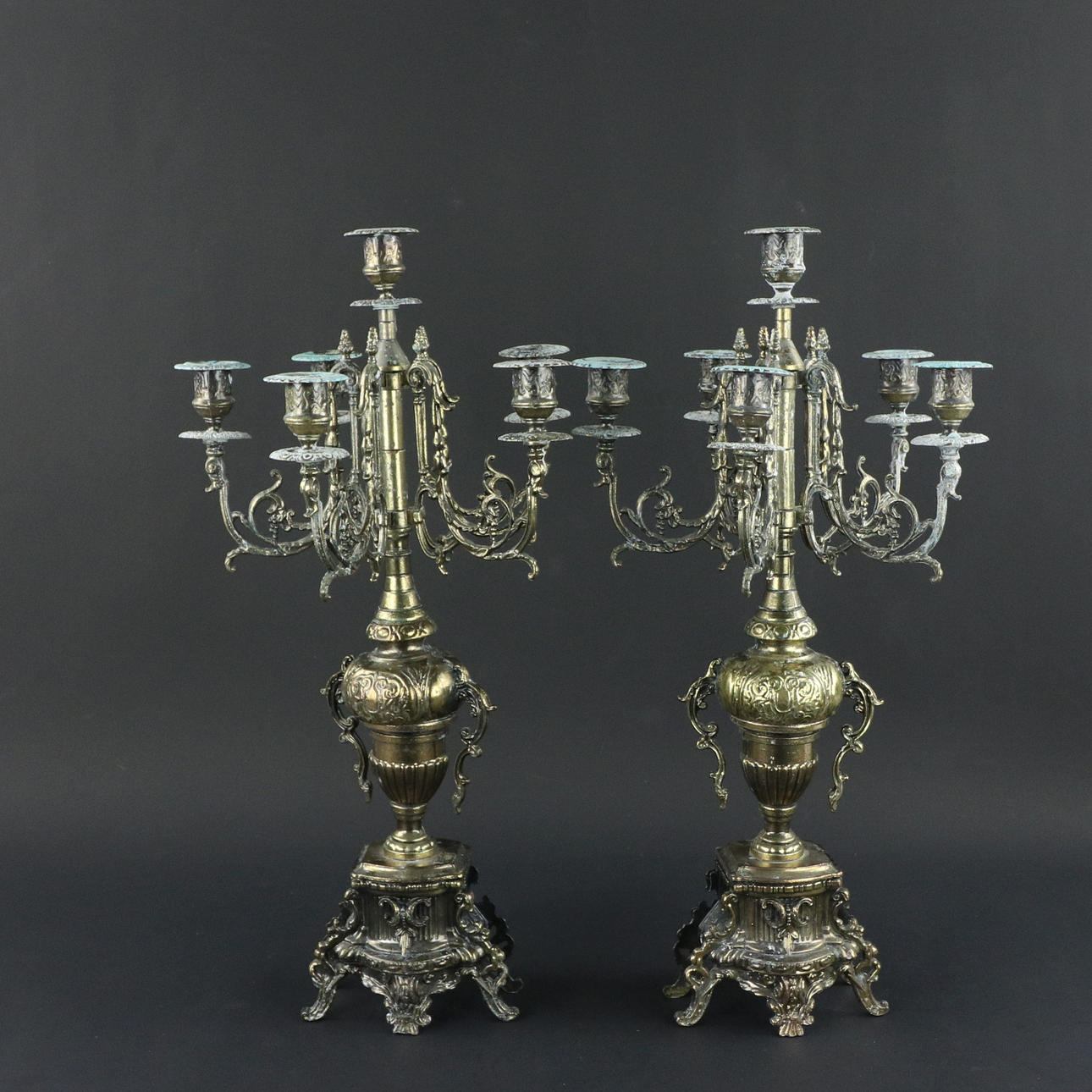 BORDSKANDELABER ett par, gjutmetall, nutida.