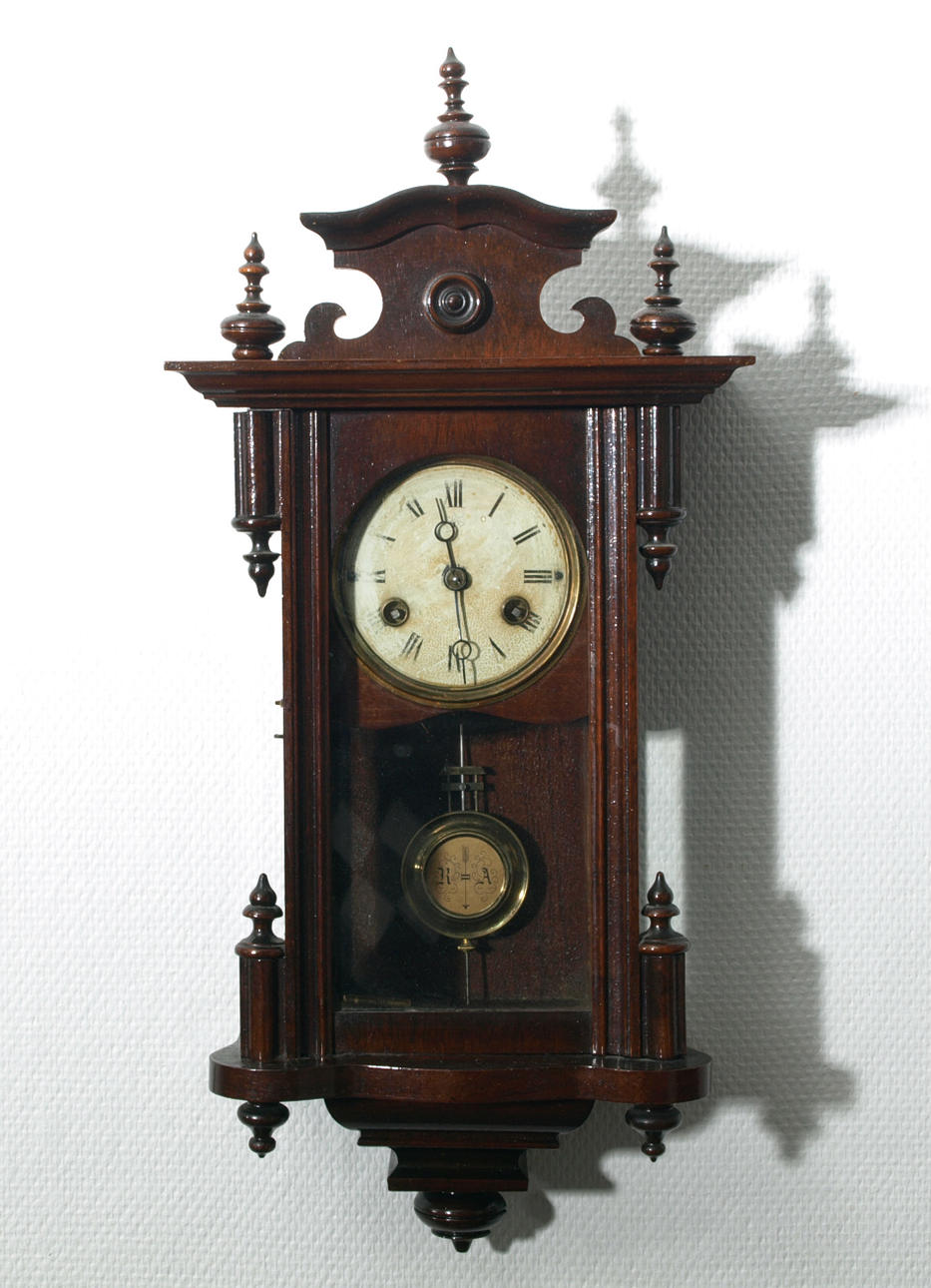 VÄGGUR, med pendel, 1800-1900-tal.