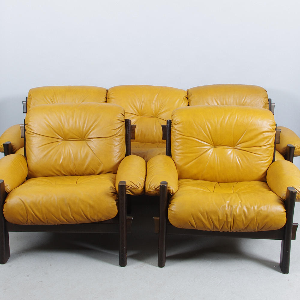 SOFFGRUPP, brunt skinn med betsad trästomme.