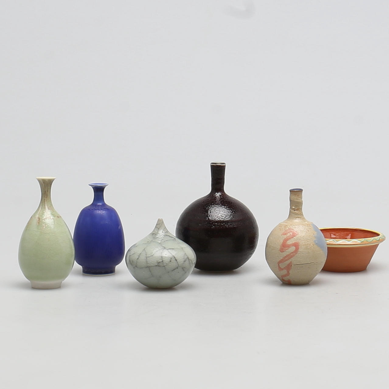 PARTI MINIATYRER i keramik. Vaser samt skål. 6 delar. Bl. a Kjell Bolinder.