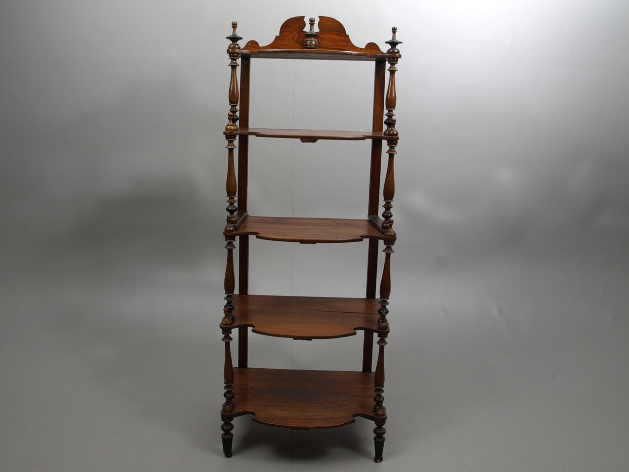 ATENIENNE, valnöt, 1800-talets sista kvartal.