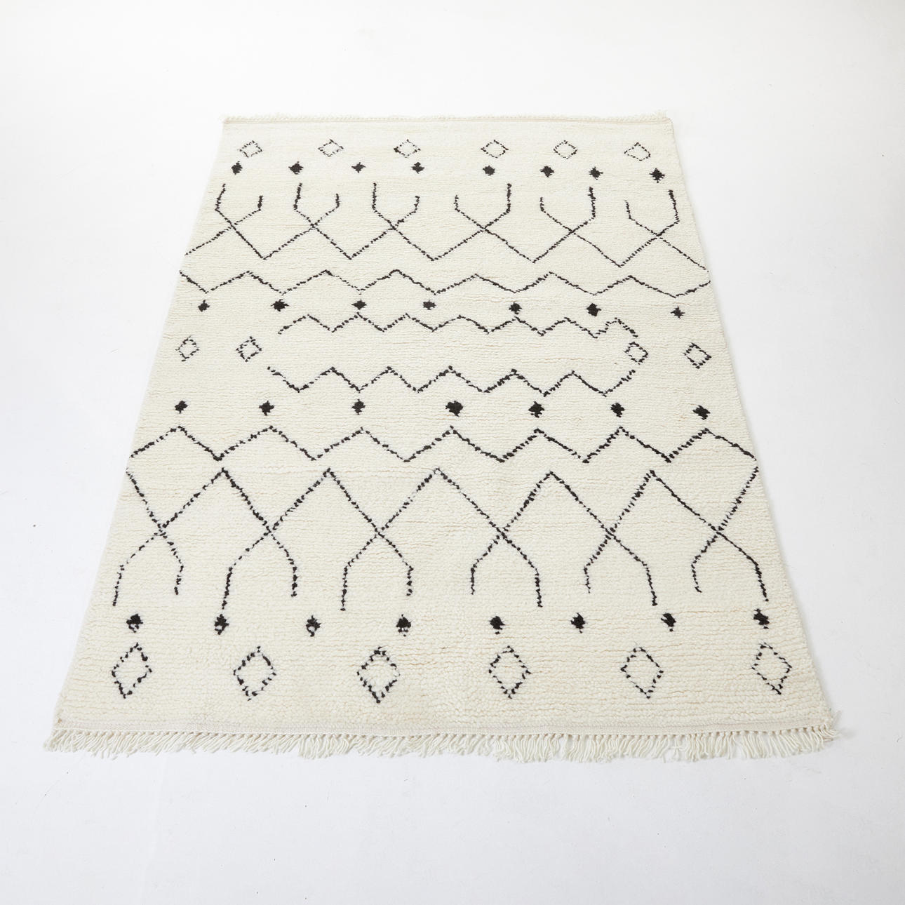 MATTA, Marocko, rutigt mönster på vit botten.