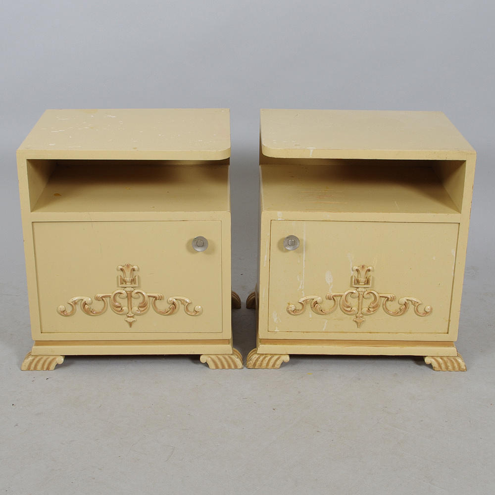 SÄNGBORD, 1 par, Art Deco, beigemålade.
