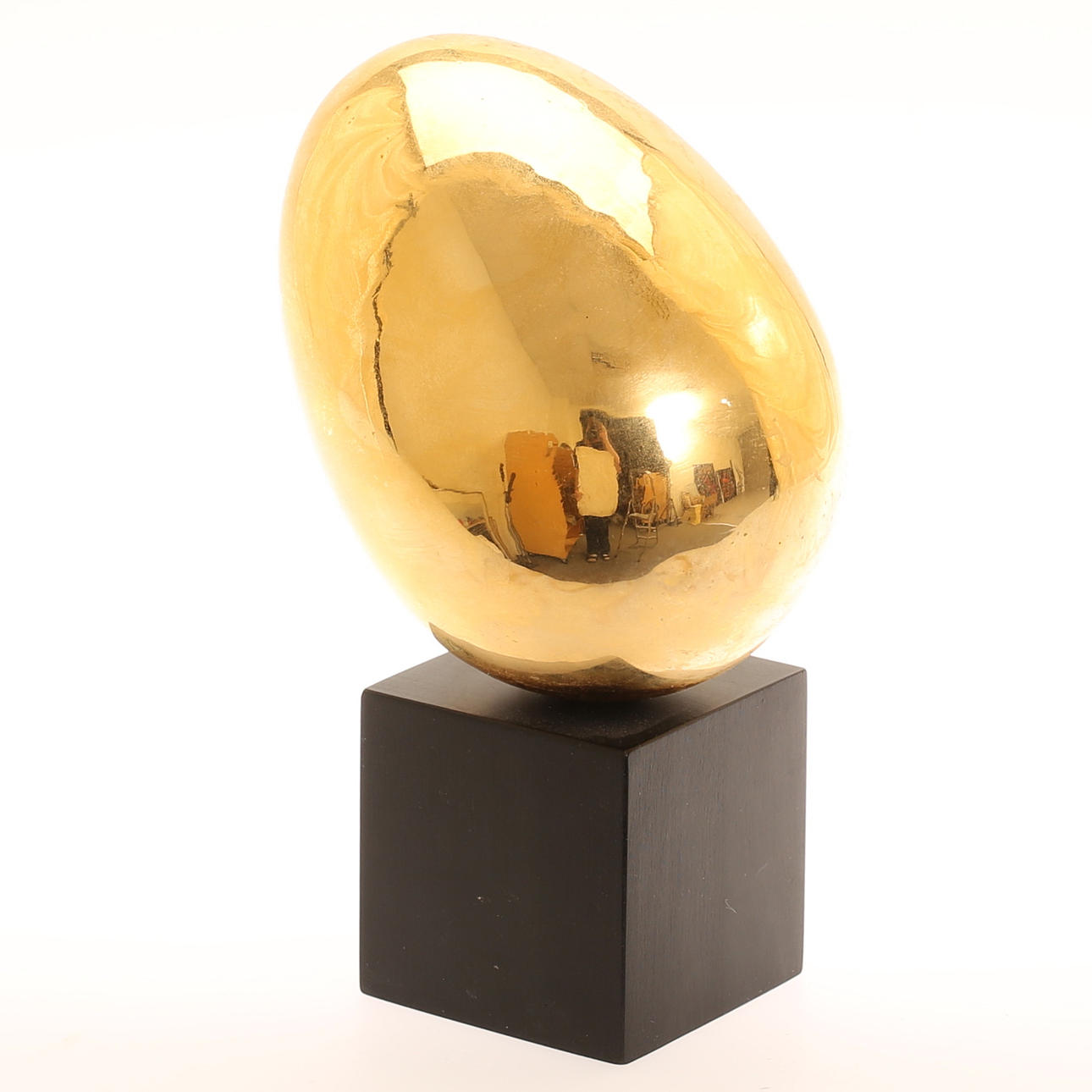 SKULPTUR, mässing på träsockel.