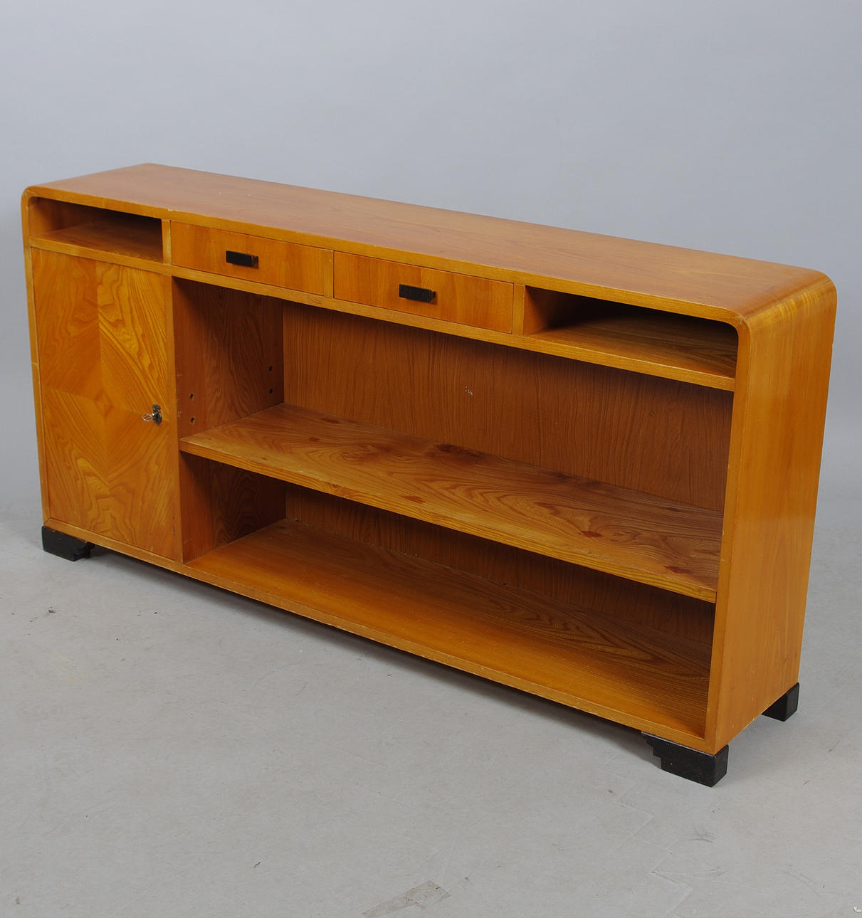 BOKHYLLA med skåp och lådor, alm med svärtade detaljer.