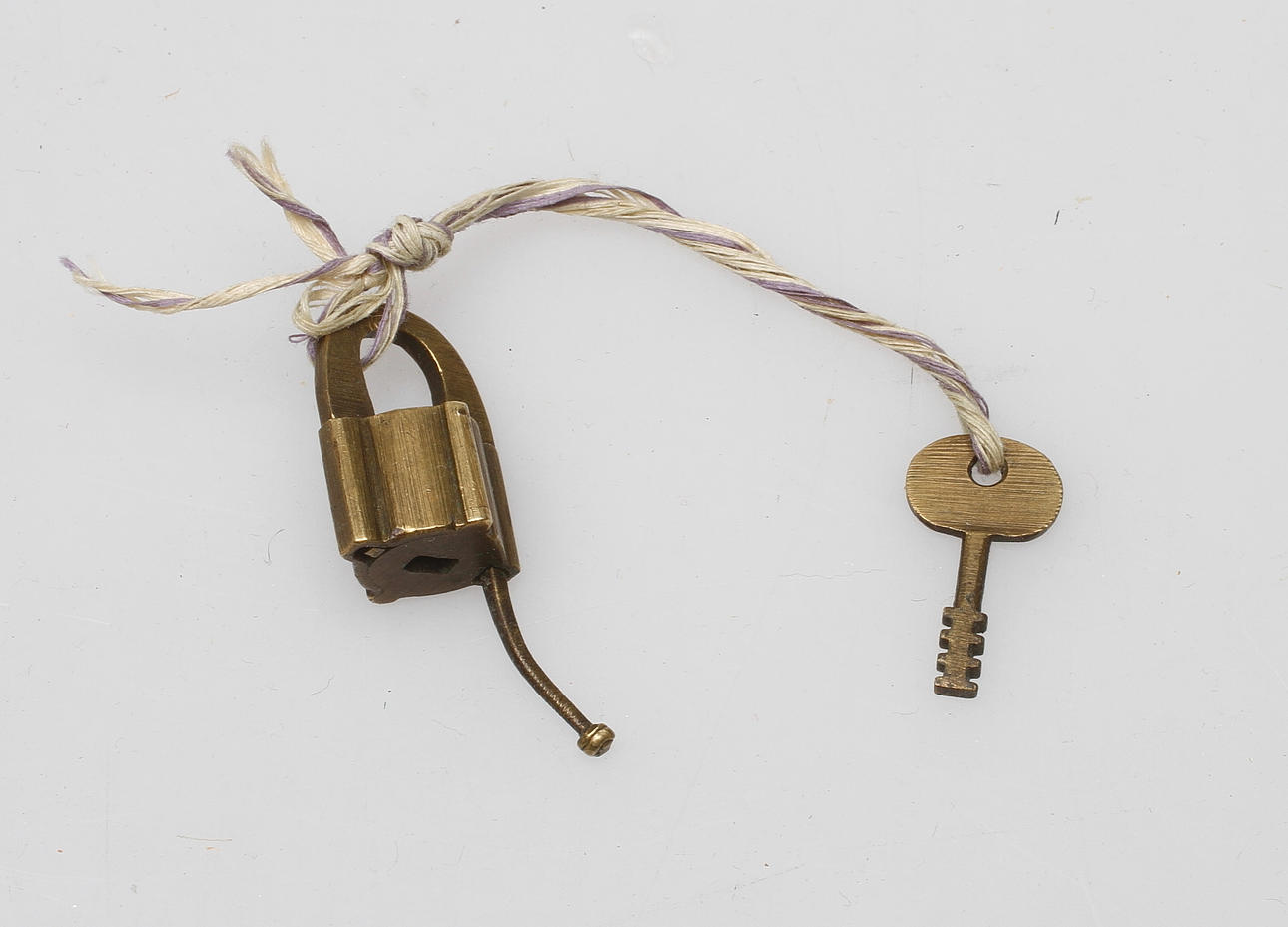 POLHEMSLÅS med NYCKEL, miniatyr, metall, 1800-tal.